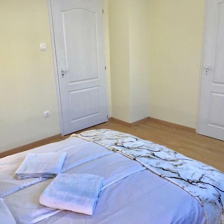 Ella Apartman Дебрецен Екстериор снимка