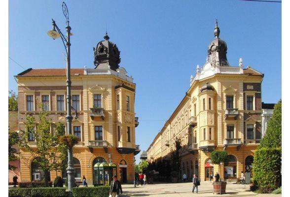 Ella Apartman Дебрецен Екстериор снимка
