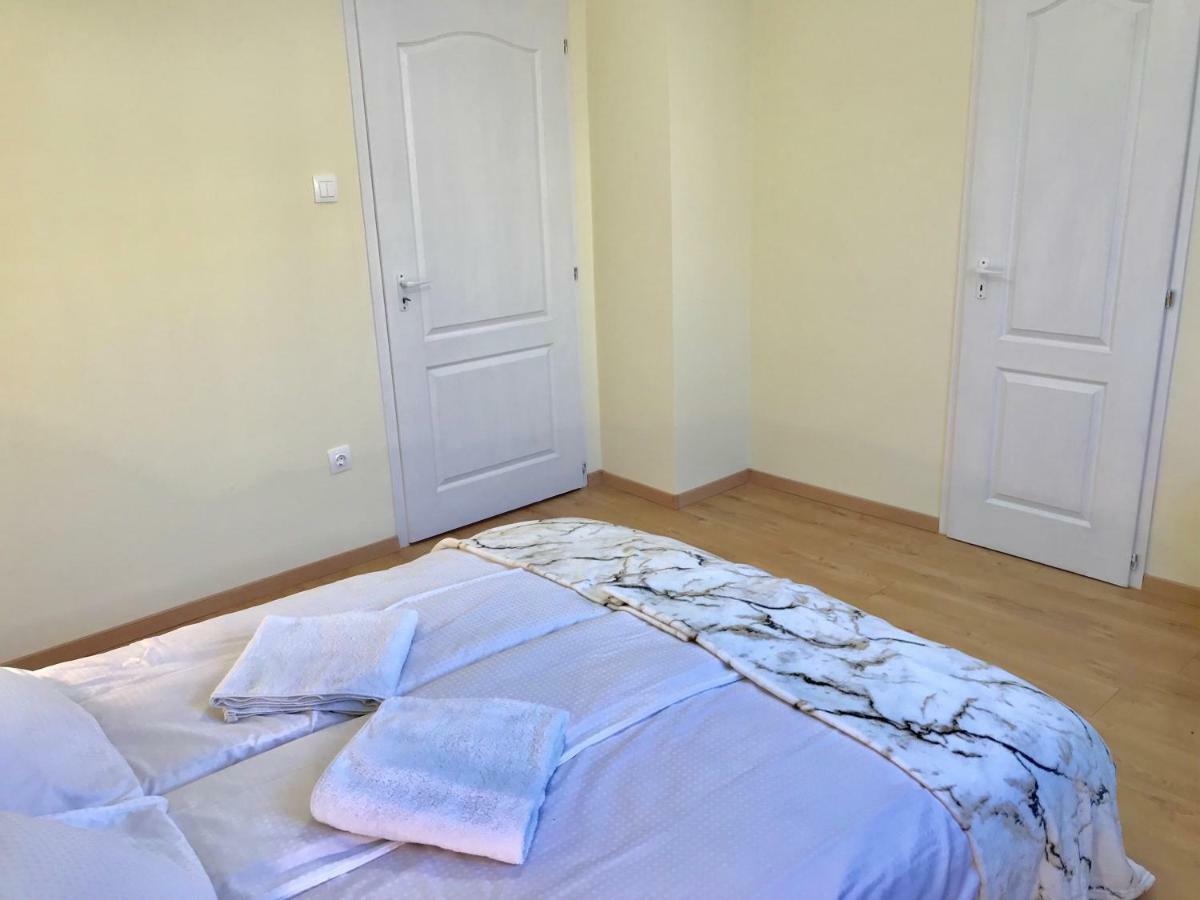 Ella Apartman Дебрецен Екстериор снимка